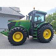 Трактор John Deere 7230R в Київській області. Украина